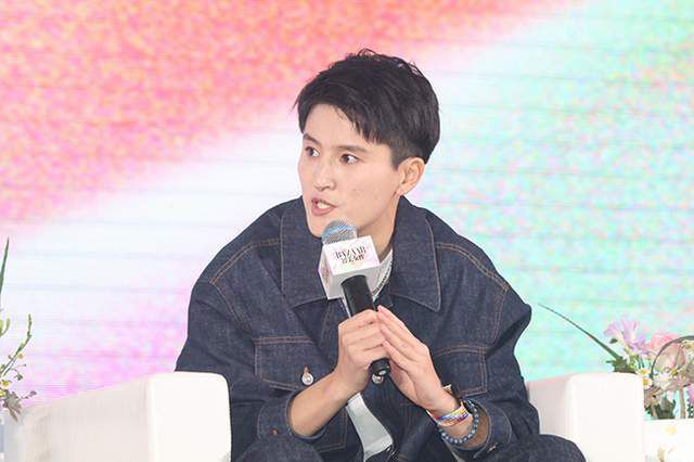 这会儿的库伊拉，还没开始给狗狗剥皮做大衣呢